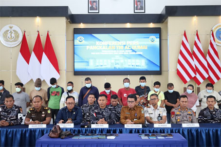 Press conference Lanal Dumai perkara illegal entry. (Foto: ist)