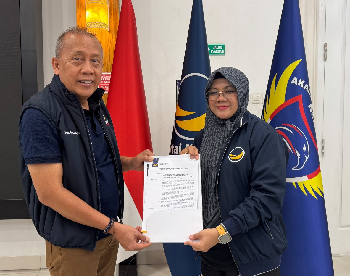 Afni Zulkifli saat menerima SK sebagai ketua NasDem Siak. (Foto: ist)