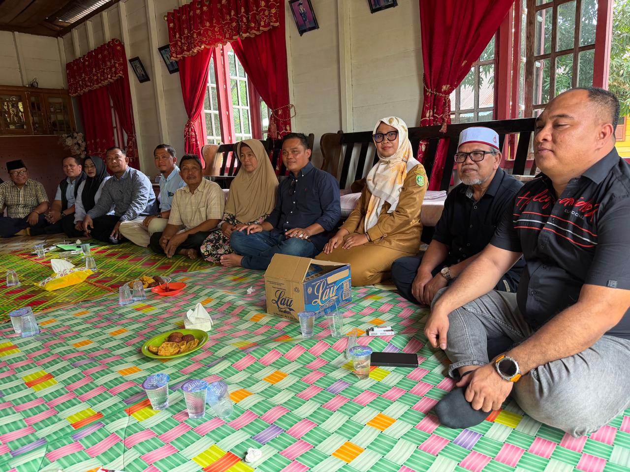 Foto : Perwakilan Partai NasDem Riau dan Kepulauan Meranti menyambangi keluarga MA di Kecamatan Merbau, Kepulauan Meranti, Senin (14/9/2026) siang.
