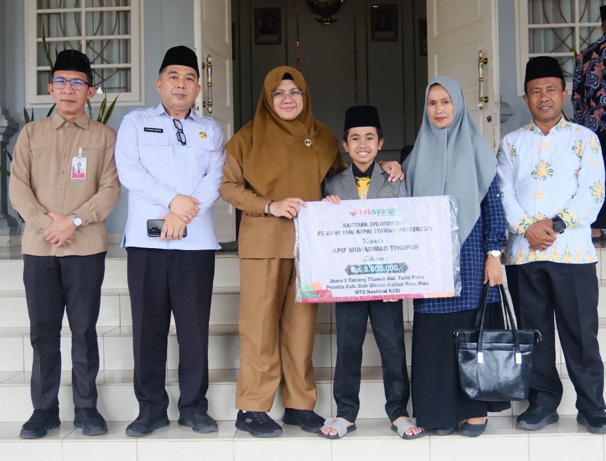 Bupati Siak Afni Zulkifli bersama Afif Muhammad Thoifur. (Foto: ist)