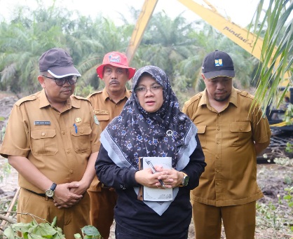 Bupati Siak Afni Zulkifl saat memberi keterangan kepada wartawan. (Foto ist)