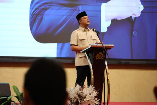 Ketua DPRD Kepri, Iman Sutiawan memberikan sambutan di acara Pelantikan Pengurus PWI Kepri, Ballroom Harmoni One, Batam Center, Kamis (17/9/2026). (Foto: ist)