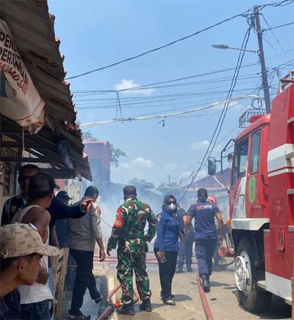 Kebakaran gudang barang bekas di Jalan Sultan Machmud. (Foto: ist)
