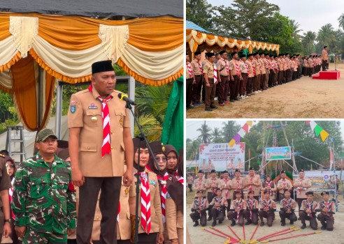 Rocky Marciano Bawole Ketua Kwarcab Gerakan Pramuka Karimun (Wakil Bupati Karimun) sebagai inspektur/pembina upacara pada pembukaan Kemsar Tahun 2026 di Kwarran Ungar. (Foto: ist)