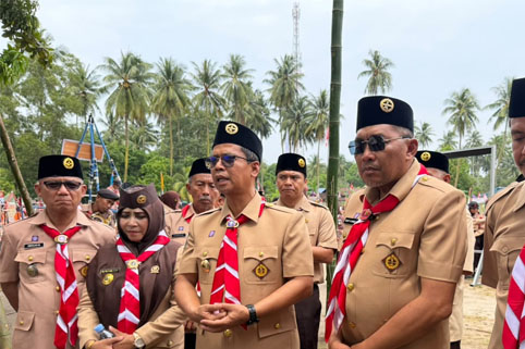 Kamabicab Ing Iskandarsyah (Bupati Karimun) di dampingi Ketua  Kwarcab Rocky Marciano Bawole (Wakil Bupati Karimun), Kamabiran Bolkya Ayadi (Camat Ungar) pada acara penutupan Kemsar Kwartir Cabang Tahun 2026 di Kwarran Ungar. (Foto: ist)
