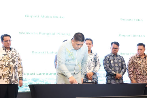 Bupati Bintan, Roby Kurniawan menandatangani Komitmen Bersama Percepatan Penyusunan RDTR Region 1. (Foto: ist)