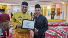 Ketum DPH LAMR Provinsi Riau, Datuk Seri Taufik Ikram Jamil, dan Wakil Bupati Siak, Syamsurizal Budi. (Foto: ist) 