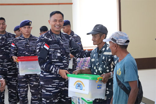Serahkan bantuan sembako kepada warakawuri dan PHL Lanal Dumai. (Foto: ist)