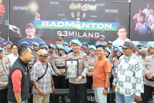 Ketua PWI Kepri Saibansah Dardani menyerahkan karikatur foto Kombes Eddwi Kurniyanto di hadapan personel Bidpropam Polda Kepri di pelataran GOR 93 Milang, Batam. (Foto: PWI Kepri)
