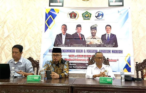Ketua PWI Provinsi Kepri, Saibansah Dardani bersama dengan Wakil Ketua PWI Kepri Bidang Hukum dan Pembelaan Wartawan, Zabur Anjasfianto menjadi pembicara pembekalan jurnalistik dan hukum bagi para guru madrasah Kota Batam. (Foto: Jaring Media)