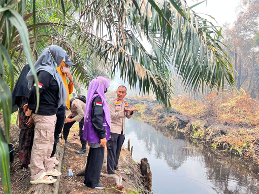 Sekotak Nasi untuk Pejuang Karhutla Siak, Siti Syarifah Turun ke Garis Depan
