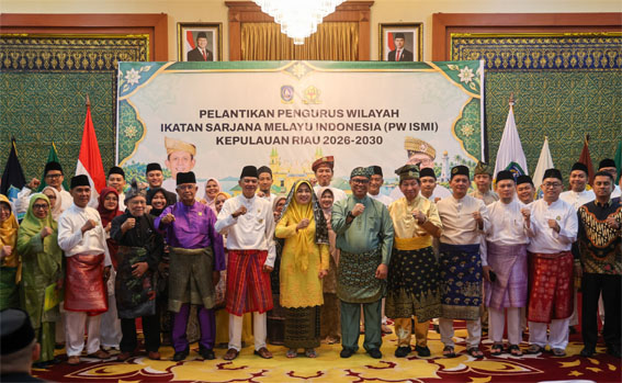 Foto bersama saat pelantikan PW ISMI Kepulauan Riau periode 2026–2030 di Gedung Daerah Provinsi Kepulauan Riau. (Foto: ist)