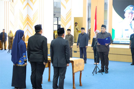 Bupati Bintan, Roby Kurniawan, melantik dan mengukuhkan pejabat pimpinan tinggi pratama, pejabat administrator, pejabat pengawas dan penugasan kepala puskesmas . (Foto: ist)