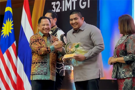 Bupati Bintan, Roby Kurniawan terima penghargaan Silver Award pada 1st IMT-GT Green City Award kategori Circular Economy and Resource Efficiency. (Foto: ist)