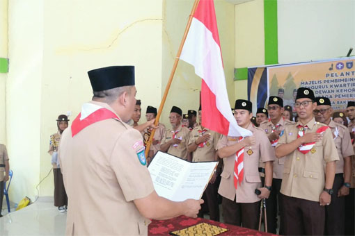 Ketua Kwarcab Gerakan Pramuka  Karimun, Rocky Marciano Bawole, Melantik Kamabiran Ungar Bolkya Ayadi, Ka Kwarran Ungar M Nasrol dan Pengurus Periode 2026-2029. (Foto: ist)