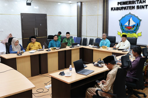 Sekda Kabupaten Bintan Ronny Kartika ikuti rakor pengawalan dan percepatan pertumbuhan ekonomi daerah melalui zoom meeting. (Foto: ist)