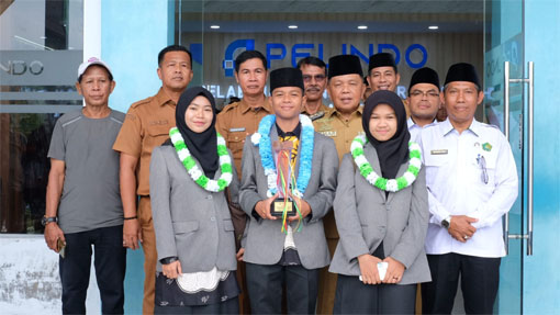 Foto bersama Bupati Kepulauan Meranti AKBP (Purn) H. Asmar dengan empat putra-putri terbaik daerah utusan Provinsi Riau pada MTQ Nasional XXXI Tahun 2026. (Foto: ist)