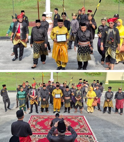Sertifikat Syair Perang Siak diarak oleh LAMR. (Foto: ist)