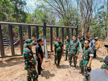 Patun Sesko TNI AD, Kolonel Inf Hasroel bersama perwira siswanya di Taman Nasional Way Kambas, Lampung. (Foto: ist)