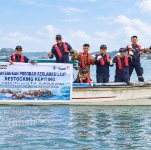 Divisi area Kundur PT Timah, berkolaborasi dengan Pemerintah Desa Gemuruh  melakukan restocking kepiting bakau di perairan Kundur Barat. (Foto: Humas PT Timah)