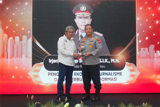 Kapolda Kepulauan Riau Irjen Pol. Asep Safrudin, S.I.K., M.H., terima Penghargaan IJTI 2026. (Foto: ist) 