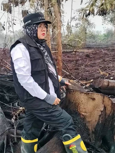 Bupati Afni saat di lokasi Karhutla. (Foto: ist)