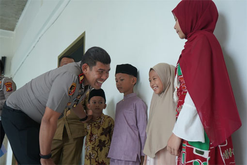 Sambut HUT ke-75 Humas Polri, Polres Kepulauan Meranti Gelar Bakti Sosial di Desa Mantiasa