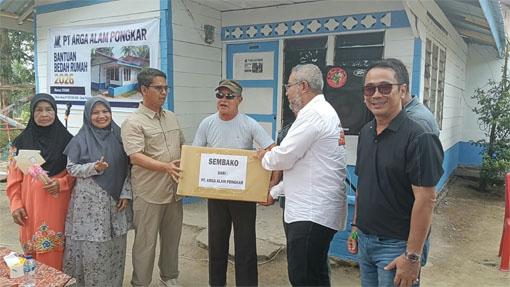 PT AAP Serahkan Bedah Rumah dan Bantuan Paket Sembako ke Warga Teluk Lekup, Desa Pongkar
