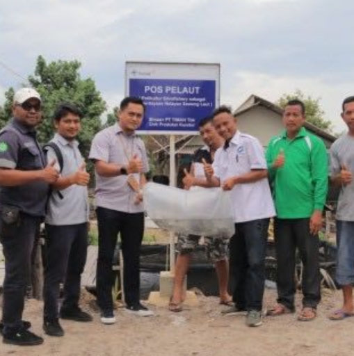PT Timah serah penyerahan bibit kerapu putih kepada warga Sawang Laut Kecamatan Kundur Barat. (Foto: Humas PT Timah)