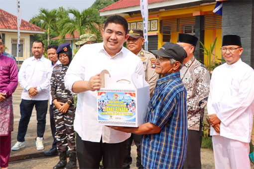 Bupati Bintan, Roby Kurniawan, menyerahkan bantuan dalam Bakti Sosial dan Penyuluhan Kesehatan bagi masyarakat di Kantor Kecamatan Bintan Timur. (Foto: ist)