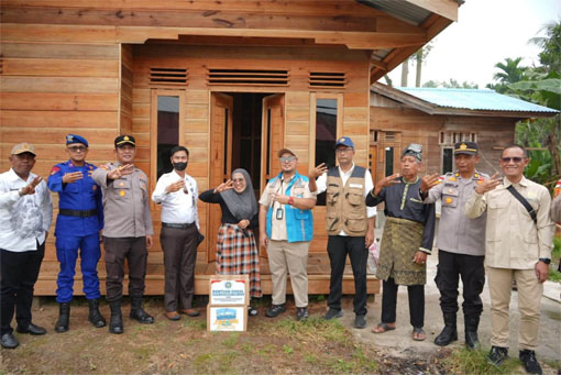 Sekda Kepulauan Meranti, Sudandri, S.H., meninjau progres program bedah rumah di Desa Alai Selatan, Kecamatan Tebing Tinggi Barat. (Foto: ist)