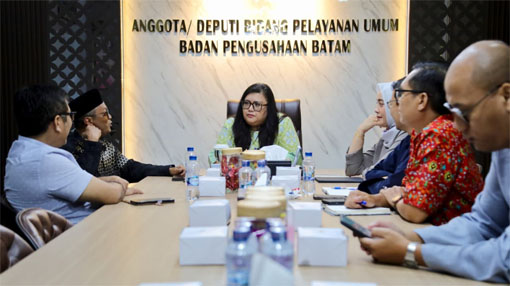 Ketua PWI Kepri Saibansah Dardani bersama Ketua Pelaksanaan FGD Herry Sembiring berdiskusi dengan Deputi Bidang Pelayanan Umum BP Batam, Ariastuty Sirait terkait rencana pelaksanaan kegiatan. (Foto: ist)