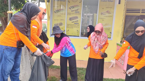 Sekda Kepri Misni, SKM., M.Si (pakai topi) bersama Ketua IKWI Provinsi Kepri Rohimah (kedua dari kanan) bersama rekan-rekannya melakukan gotong royong di Pulau Penyengat. (Foto: Arham/PWI Kepri)