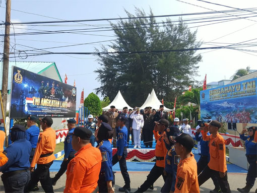 Upacara Peringatan HUT TNI ke-81 di Lapangan Mako Pangkalan TNI Angkatan Laut (Lanal) Tarempa. (Foto: Febi)