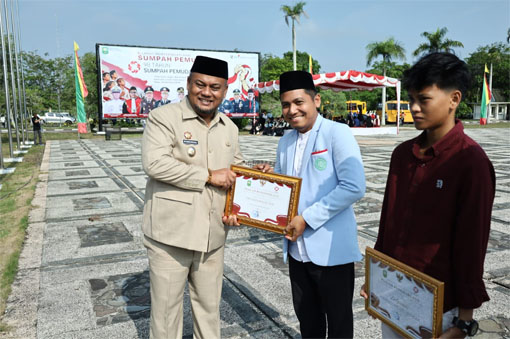 Wakil Bupati Siak, Syamsurizal. Serahkan Piagam Penghargaan kepada DPD BKPRMI Terbaik pada BKPRMI Award Tahun 2026. (Foto: ist)