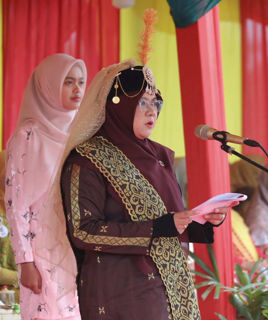 Mengenakan baju Melayu Sultanah Latifah, Bupati Siak Dr. Afni Zulkifli, M.Si., memimpin apel HUT ke-27 Kabupaten Siak. (Foto: ist)