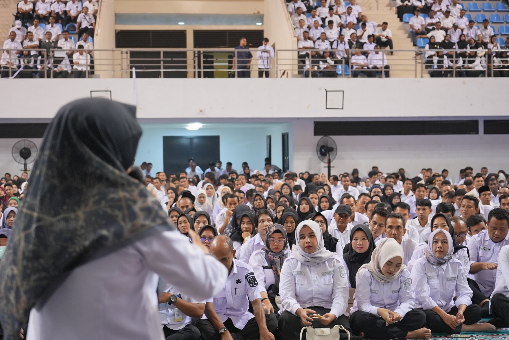 Bupati Afni saat menyampaikan arahan kepada PPPK Paruh Waktu dan ASN. (Foto: ist)