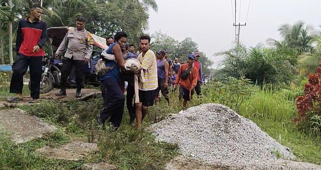 Foto : Saat Warga dan Aparat Setempat melakukan Evakuasi Korban 