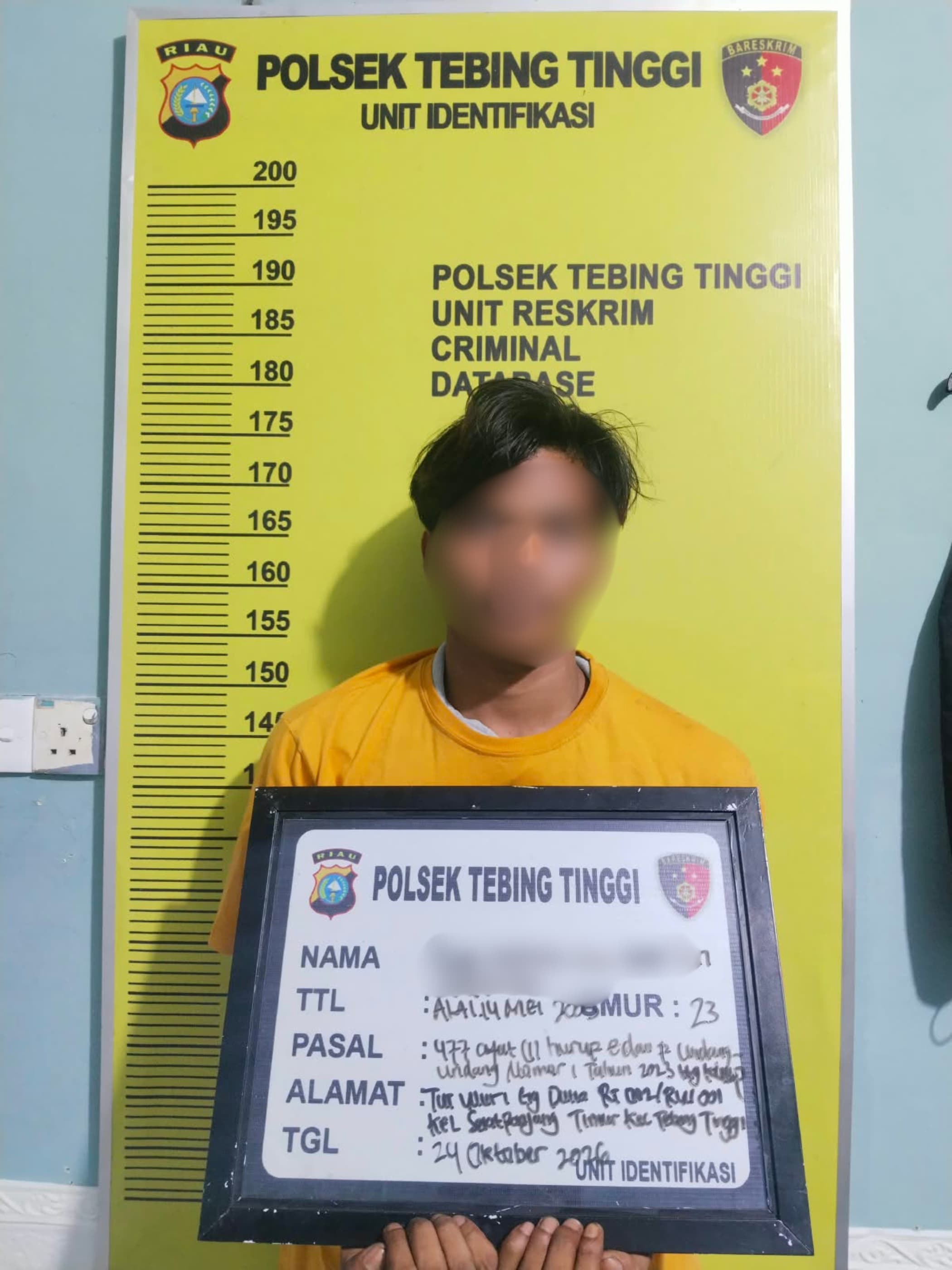Foto : RS alias Abay yang diduga membobol sebuah rumah warga di Desa Banglas saat diamankan Polisi.