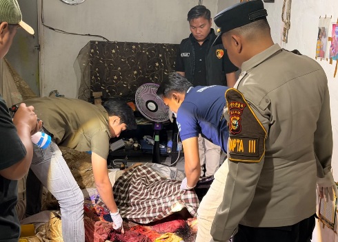 Polisi saat melakukan olah TKP untuk mengevakuasi korban pembunuhan. (Foto: ist)
