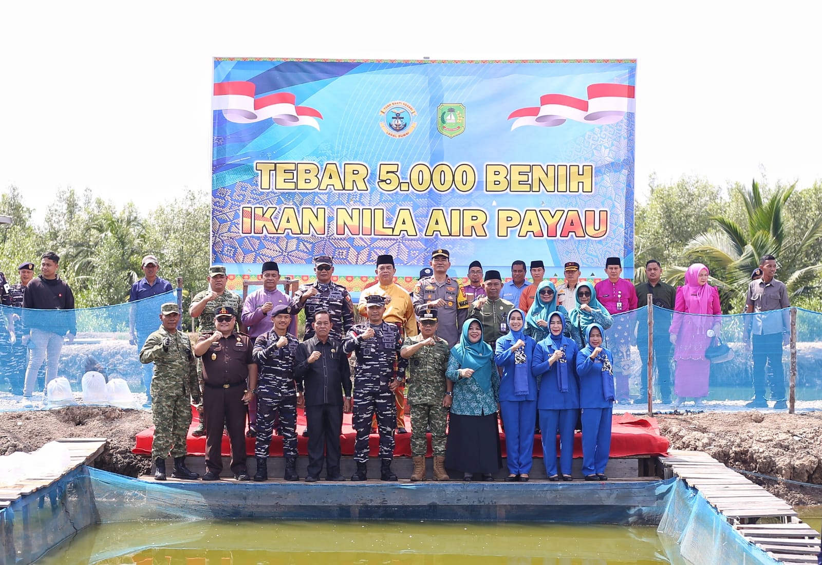 Foto : Danlanal Dumai dan Bupati bersama Unsur Forkompinda Tabur Benih Ikan Nila