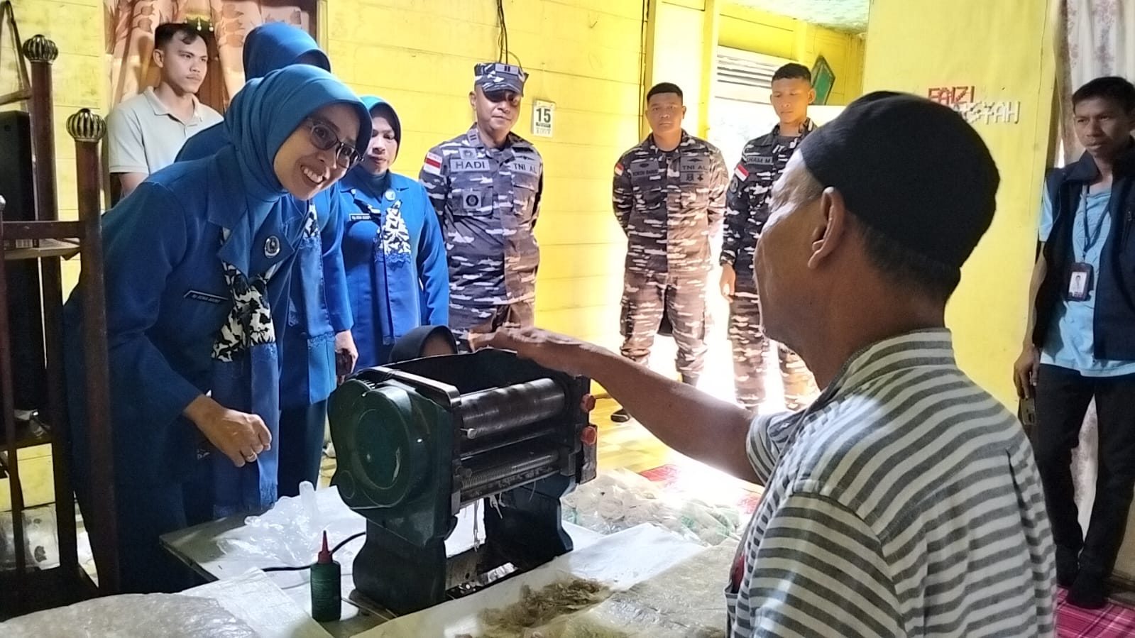 Foto : Ketua Ketua Jalasenastri Can 4 Ny. Genia Agung N.Kusumaji melihat Proses Pembuatan Mie Sagu Tanjak 