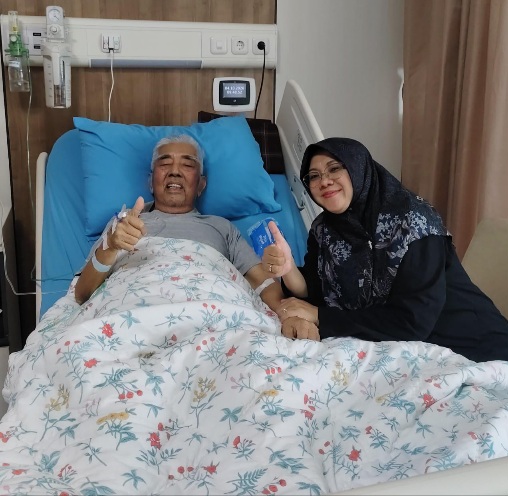 Bupati Afni saat menjenguk (Alm) Arwin di rumah sakit. (Foto: dokumen)