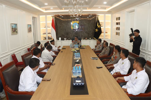 Kapolda Kepulauan Riau Irjen Pol. Suhendri, S.H., S.I.K., M.PSDM. terima audiensi PWI Provinsi Kepulauan Riau di Ruang Kerja Kapolda Kepri. (Foto: Humas Polda Kepri)
