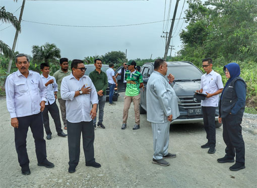 Bupati Siak, Dr. Afni Zulkifli, M.Si, melihat langsung pekerjaan penimbunan jalan lintas Sungai Rawa–Tanjung Buton. (Foto: ist)