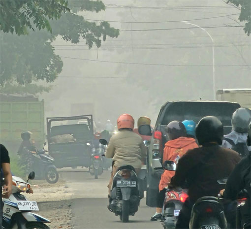 Tampak suasana Kota Pekanbaru diselimuti jerebu cukup parah. (Foto: ist)