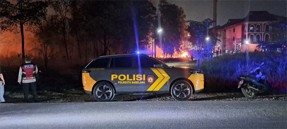 Polsek Sekupang Gerak Cepat Tangani Kebakaran Lahan Semak Belukar di Marina City