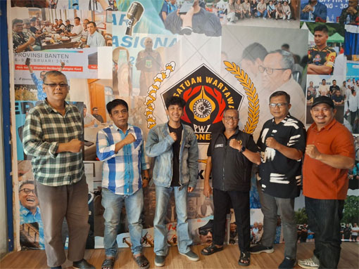 Kevin Jonathan Anugerah Manurung, mahasiswa Institut Teknologi Batam (ITEBA) mendatangi Graha PWI Kepri di kawasan Ruko Purimas, Batam Center. (Foto: ist)