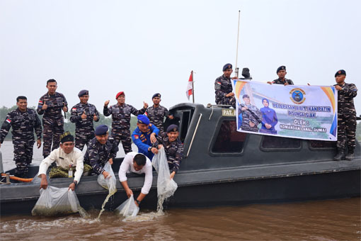 Pelepasan bibit ikan patin di kawasan Dekat Langkai, Kecamatan Siak. (Foto: ist)