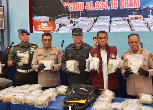 Konferensi pers  kurir antar jemput narkotika jaringan peredaran gelap pengungkapan sabu senilai sekitar Rp84,491 miliar. (Foto: ist)